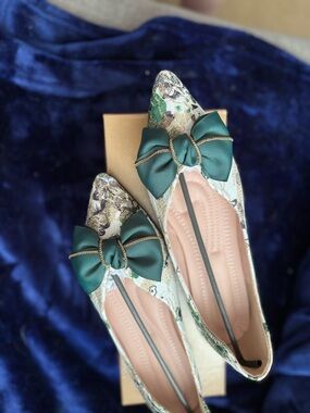 Elegant Green Bow Pointed Toe Flats - Women